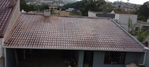 Telhado residencial com telhas cerâmicas e acabamento nas laterais