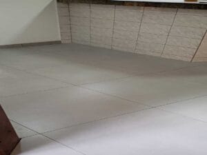 Piso cerâmico assentado em ambiente interno após acabamento