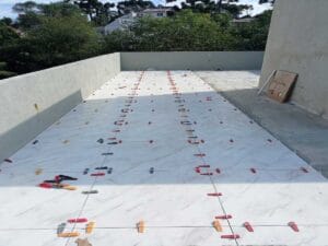 Porcelanato sendo instalado em terraço residencial
