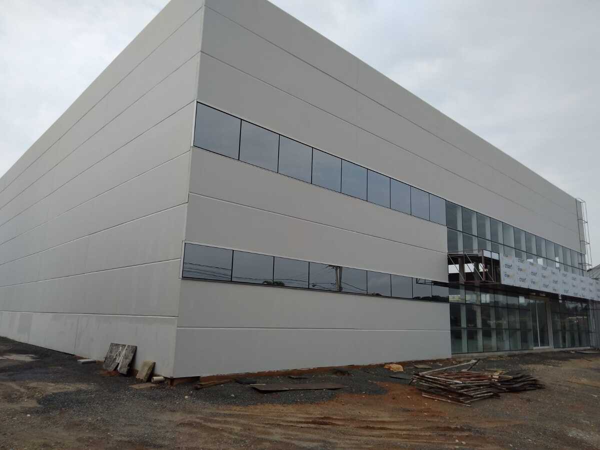 Fachada de imóvel comercial após serviço de pintura externa