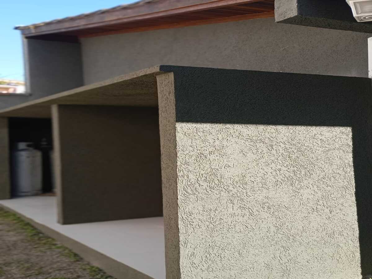 Fachada residencial com pintura cinza e acabamento texturizado